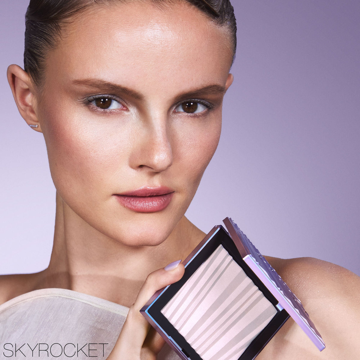 Aura Illuminating Face & Body Powder